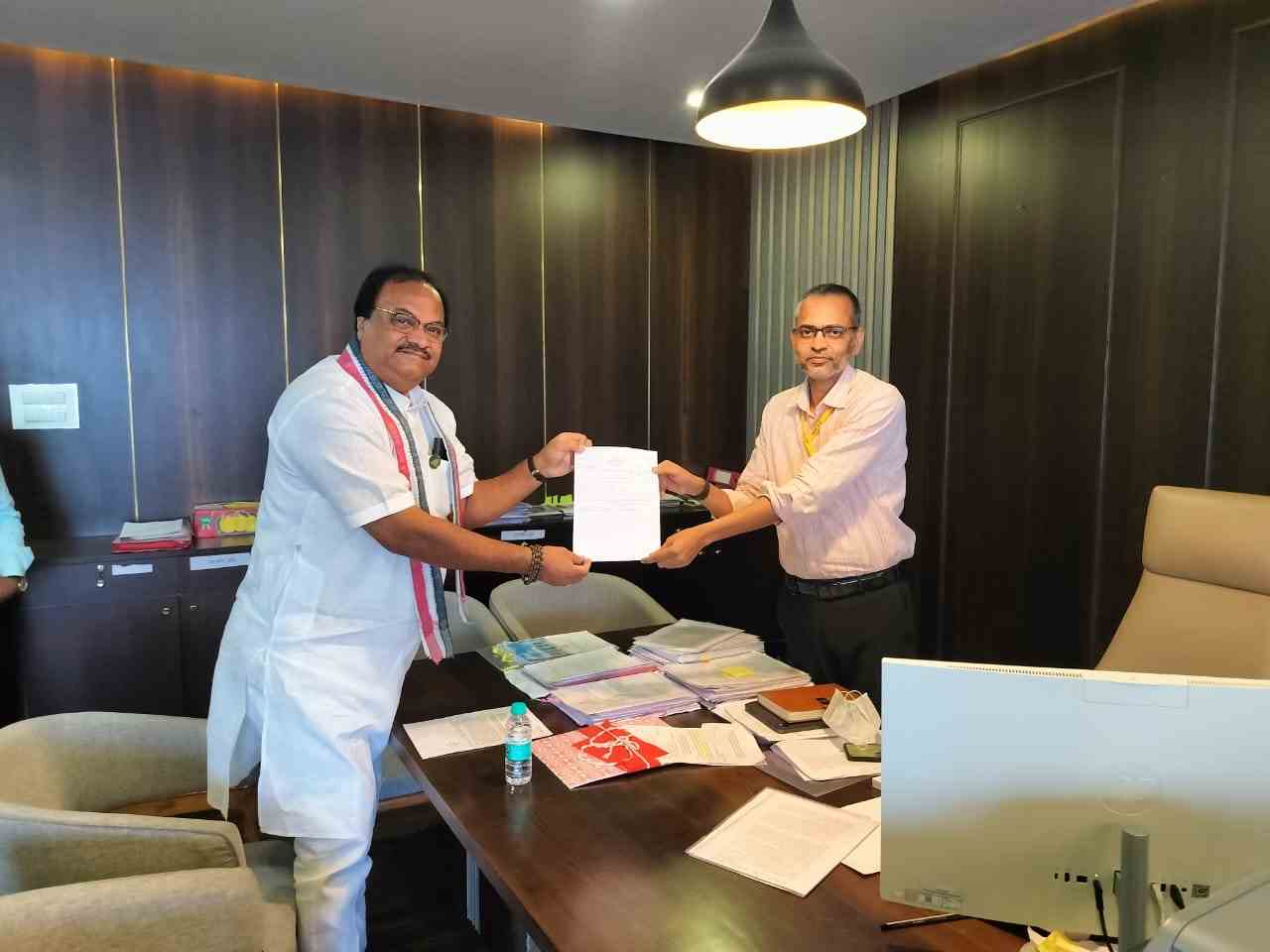 शासकीय वैद्यकीय महाविद्यालय हिंगणघाट जाम येथील जागेचा सातबारा वैद्यकीय विभागाचे प्रधान सचिव यांच्याकडे  आमदार समीर कुणावार यांच्या हस्ते सुपूर्द